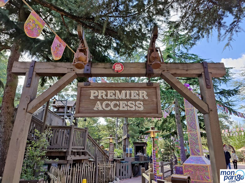 Pórtico y cartel de madera indicando Premier Access