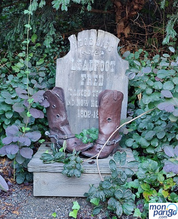 Botas en una tumba del cementerio de Phantom Manor en Disneyland Paris