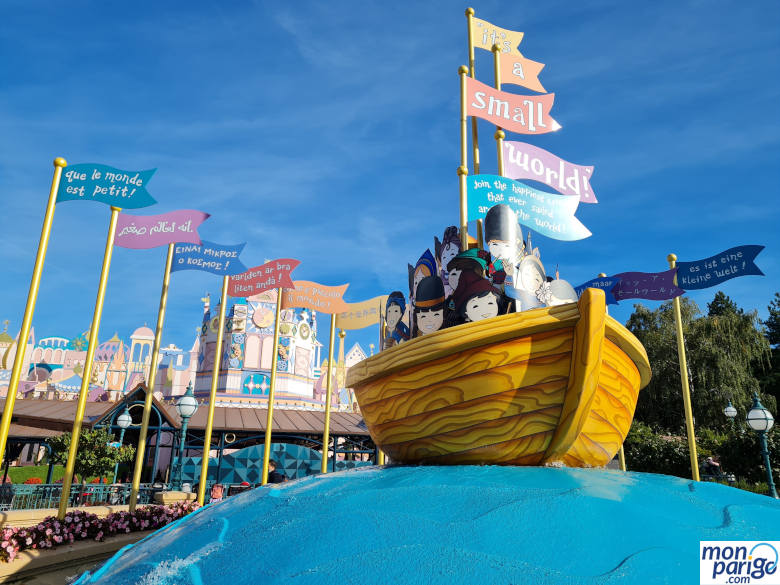 Fuente con un barco frente a It's a Small World de Disneyland Paris