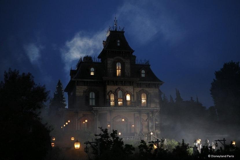 La mansión encantada de Phantom Manor en Disneyland Paris