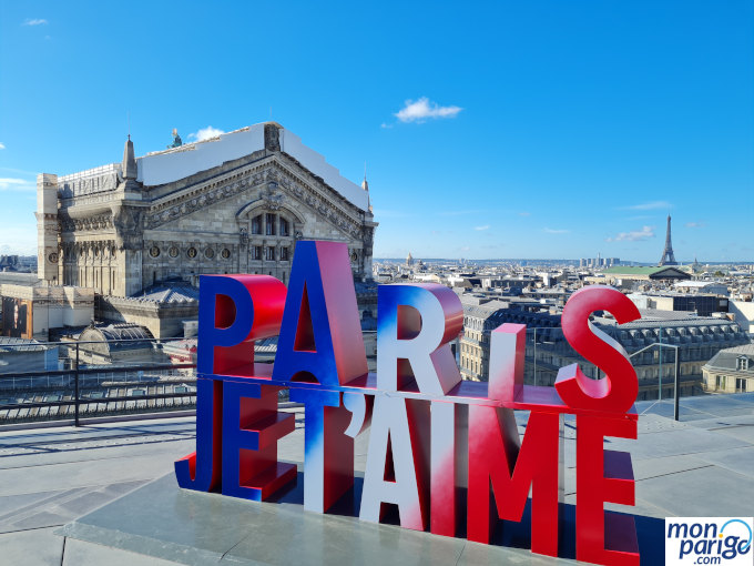 Letras de Paris je t'aime con colores rojo, blanco y azul en la terraza de Galeries Lafayette Haussmann