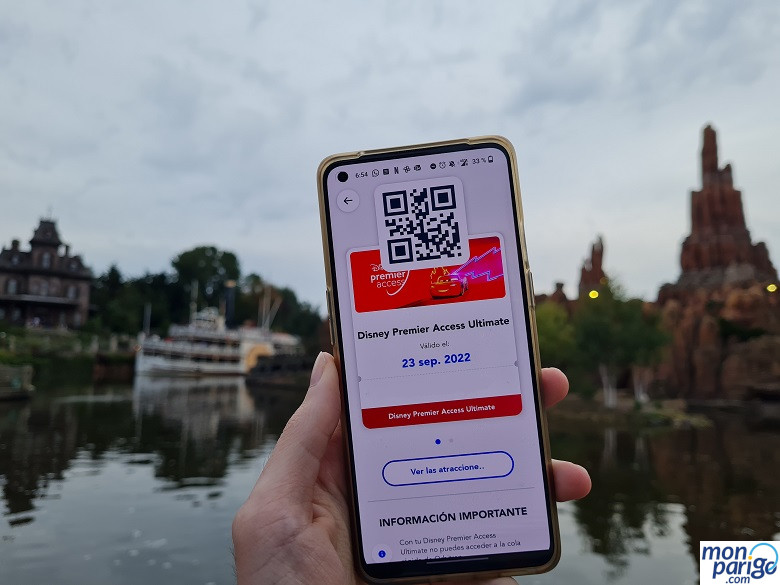 Móvil con el código QR del pase Disney Premier Access de Disneyland Paris