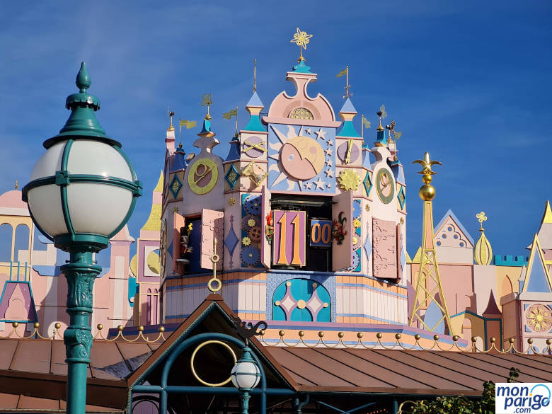 Reloj marcando las 11 en la fachada de It's a Small World de Disneyland Paris