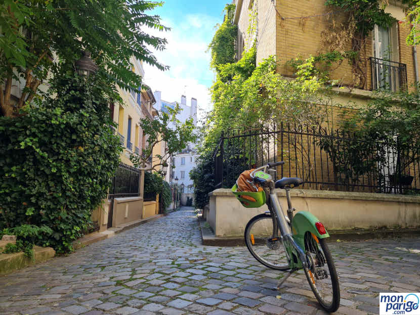 Bicicleta Velib en una callejuela tranquila de París.