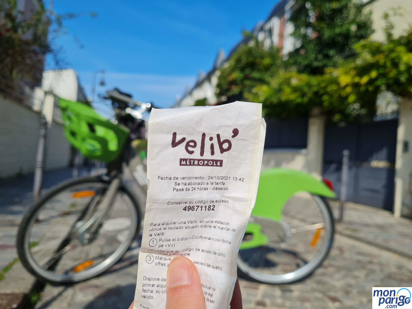 Ticket con el código de acceso para alquilar las bicicletas Velib de París.