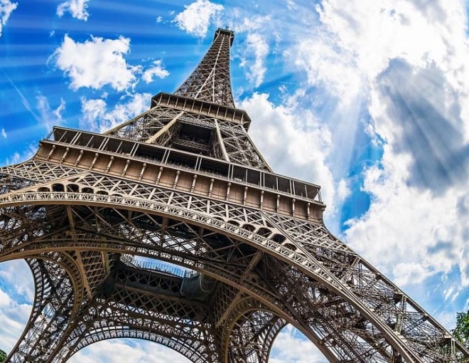 Torre Eiffel de París vista desde sus pies