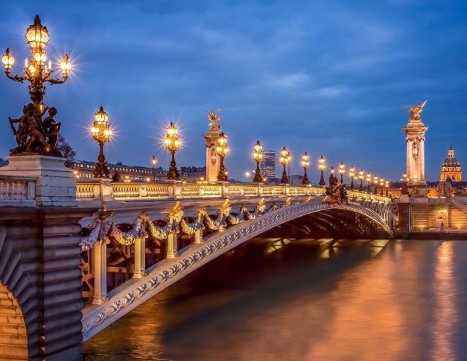 Perspectiva del puente Alejandro III de noche con vistas a Los Inválidos en París