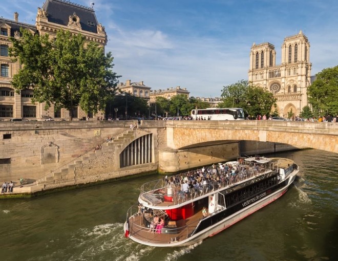 Barco turístico por el Sena frente a Notre Dame en París