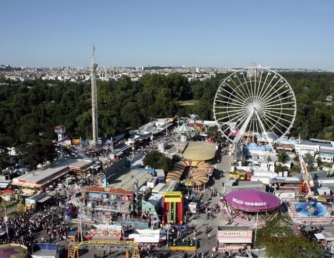 Vista aérea de la feria de atracciones Foire du Trône de París