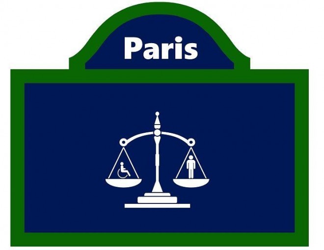 Placa de una calle de París con el símbolo de movilidad reducida