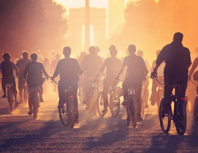 Grupo de personas en bicicleta por París