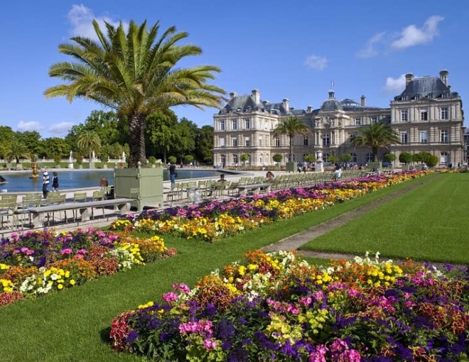 Jardines de Luxemburgo en París frente al Palacio de Luxemburgo un día de primavera