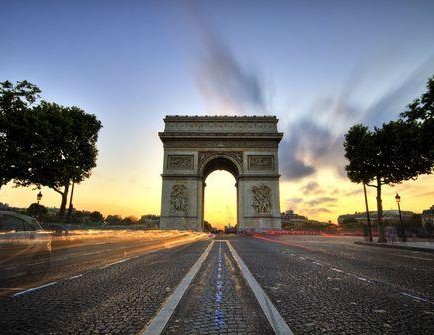 Anochecer en el Arco del Triunfo de París