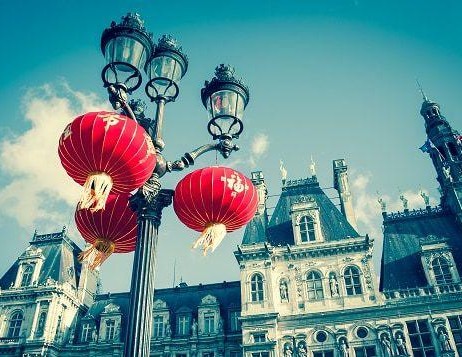 Farola con adorno chino frente al Ayuntamiento de París