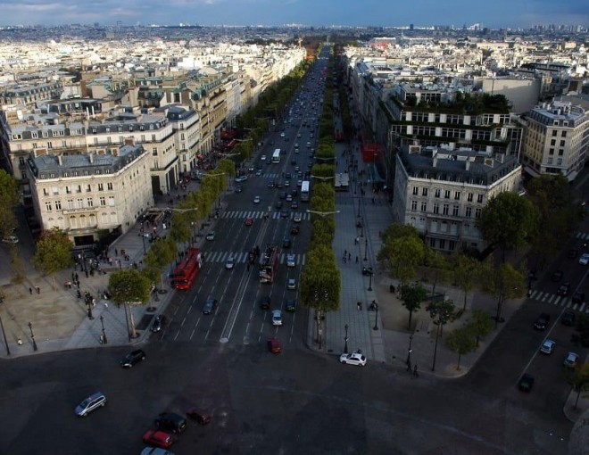 Vista de los Campos Elíseos desde lo alto del Arco del Triunfo en París