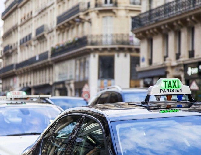 Taxi parisino libre en las calles de París