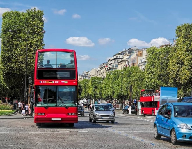 Autobús turístico por los Campos Elíseos en París
