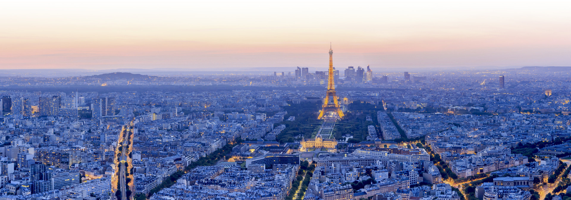 Atardecer en París con la torre Eiffel iluminada