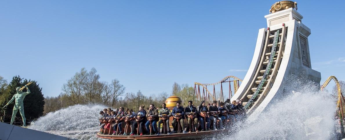 Entrada y atracciones principales del Parque Astérix cerca de París.