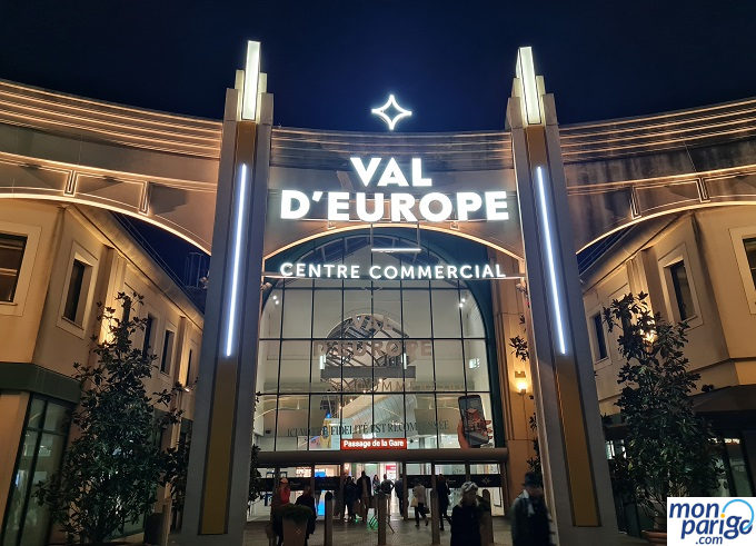 Fachada de cristal para entrar al Acceso al centro comercial Val d'Europe junto a Disneyland Paris