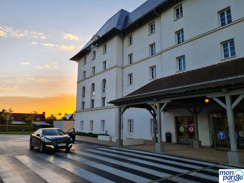 Fachada exterior y parking del B&B Hotel, un hotel asociado moderno, limpio y económico cerca de Disneyland Paris.