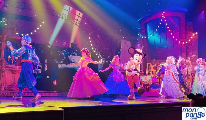 Mickey junto a varios personajes Disney en el espectáculo de Mickey y el Mago en Disneyland Paris