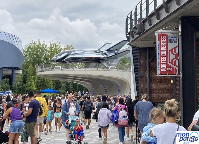 Afluencia de visitantes en Disneyland Paris Visitantes caminando por la calle principal de Avengers Campus en Disneyland Paris