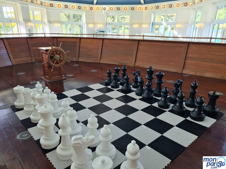Tablero de ajedrez de gra tamaño sobre la cubierta del barco de madera del hotel Newport Bay Club de Disneyland Paris