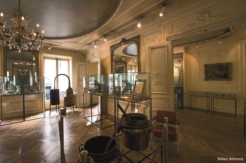 Alambique y otros objetos del Museo del Perfume de París