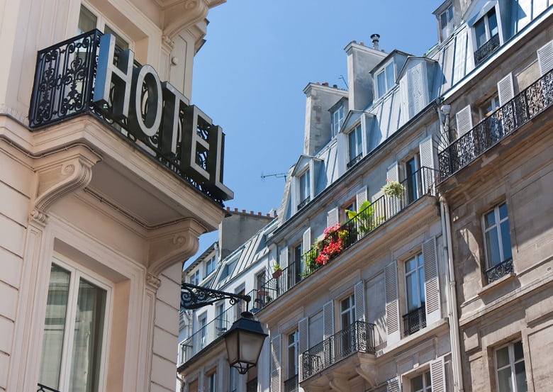 Cartel de hotel en un edificio de París