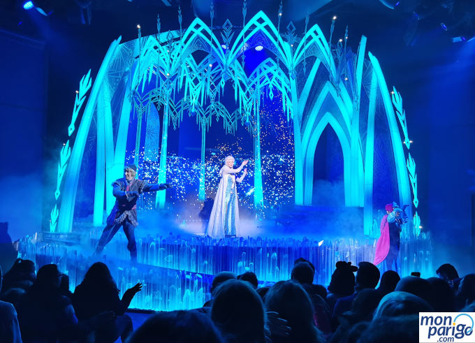 Baile de Anna, Elsa y Kristoff con polvos de hada en el musical de Frozen en Disneyland Paris