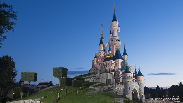 Anochecer en el castillo de la Bella Durmiente de Disneyland Paris