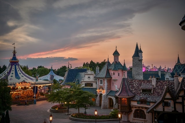 Anochecer en Fantasyland de Disneyland Paris