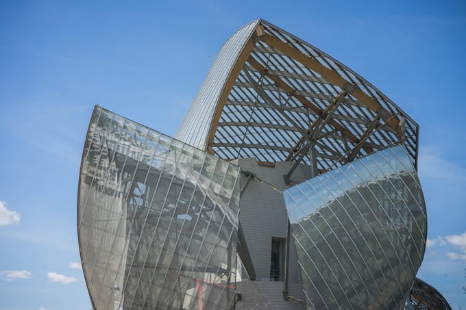 Arquitectura orgánica de París Edificio de la Fundación Louis Vuitton diseñado por Frank Gehry inspirado en un barco de vela
