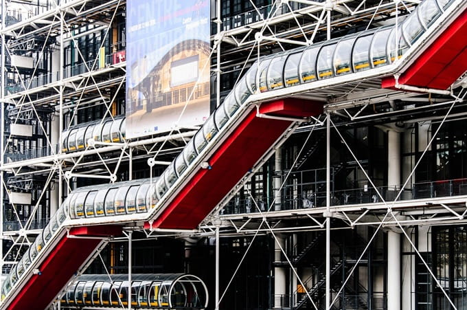 Arquitectura de París: La ruptura Fachada del Centro Pompidou de París con las escaleras y ascensores en el exterior