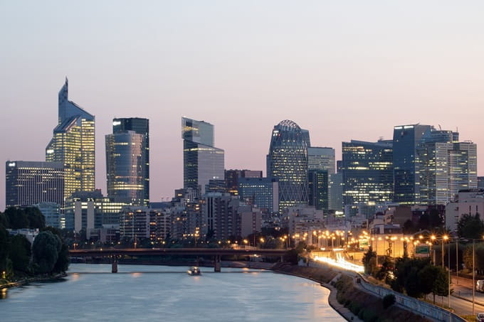 Arquitectura de París: El nuevo skyline Rascacielos de la Defense de París vistos desde el río Sena