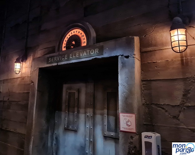 Puerta del ascensor con marcador de pisos de la Torre del Terror de Disneyland Paris (Torre del Terror)