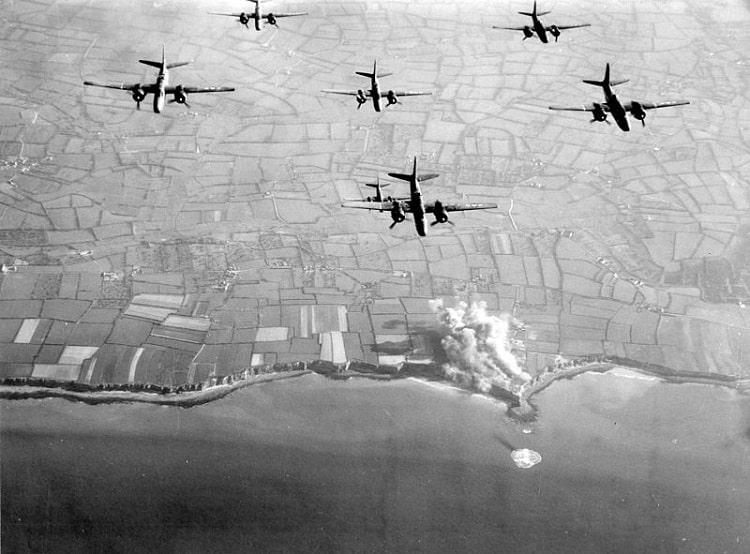 Ataque aéreo sobre la costa de Normandía