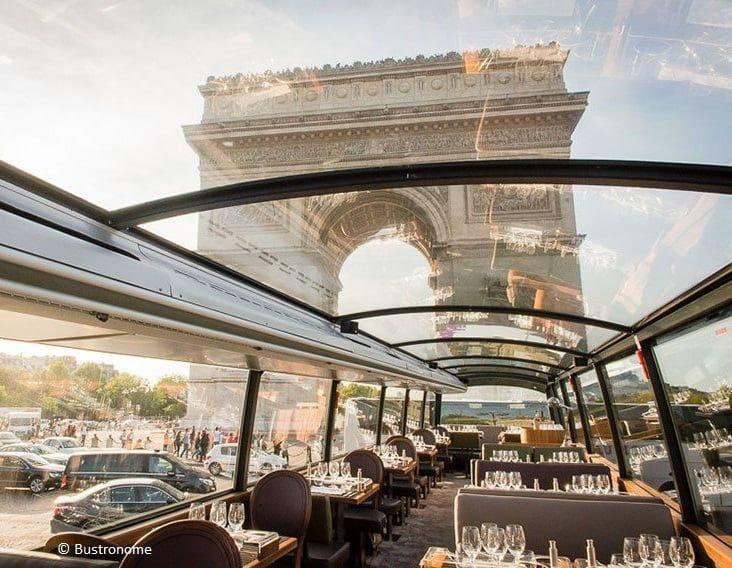 Autobús con restaurante Interior del autobús Bustronome con las mesas del restaurante preparadas