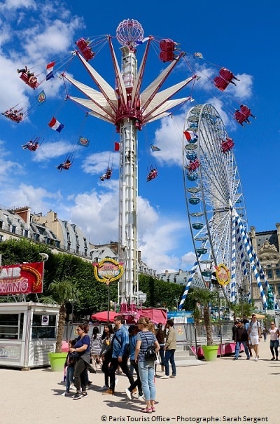 Atracción y noria de la Feria de las Tullerías de París