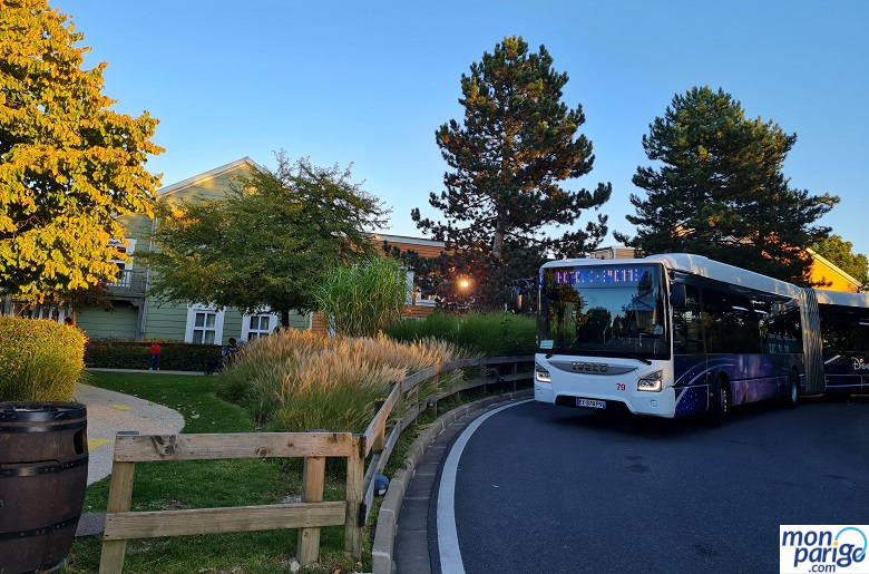 Autobús llegando a la parada situada junto a un hotel oficial de Disneyland Paris