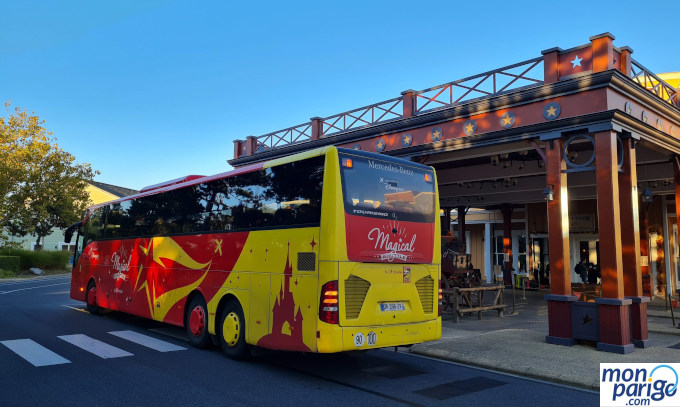 Autobús Magical Shuttle en Disneyland Paris que viene del aeropuerto