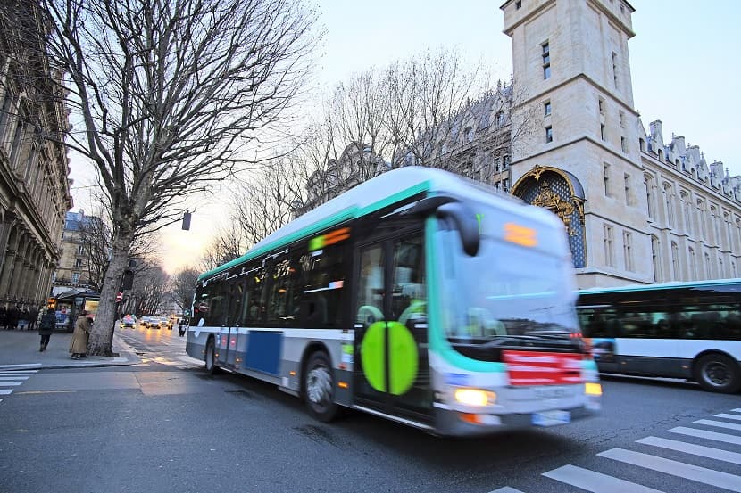 Autobús de París Autobús urbano de la RATP de París circulando por la calle