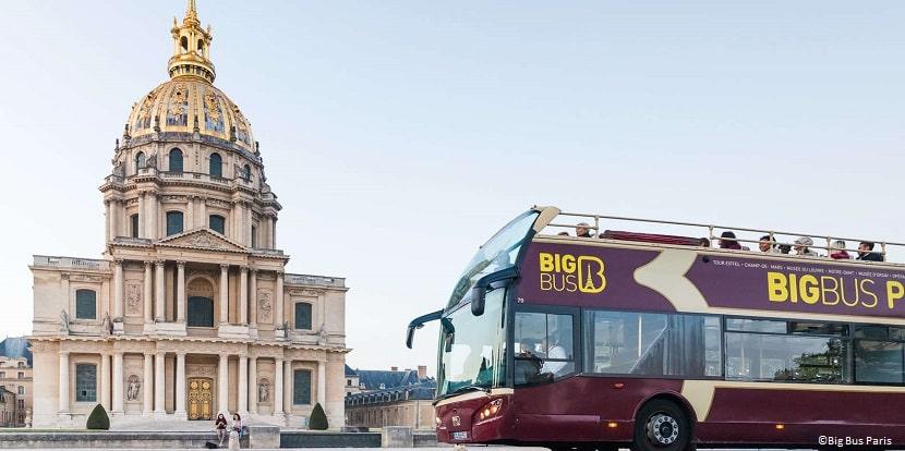 Autobús turístico Big Bus París frente a Los Inválidos