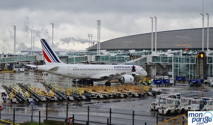 Avión de Air France en un finger de la terminal 2 en el aeropuerto de Paris-Charles de Gaulle