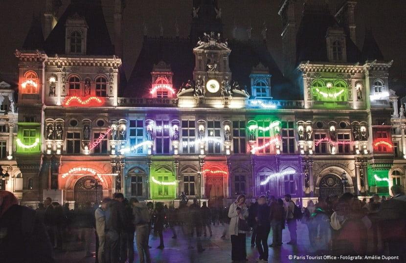 Ayuntamiento de París iluminado durante la Noche en Blanco