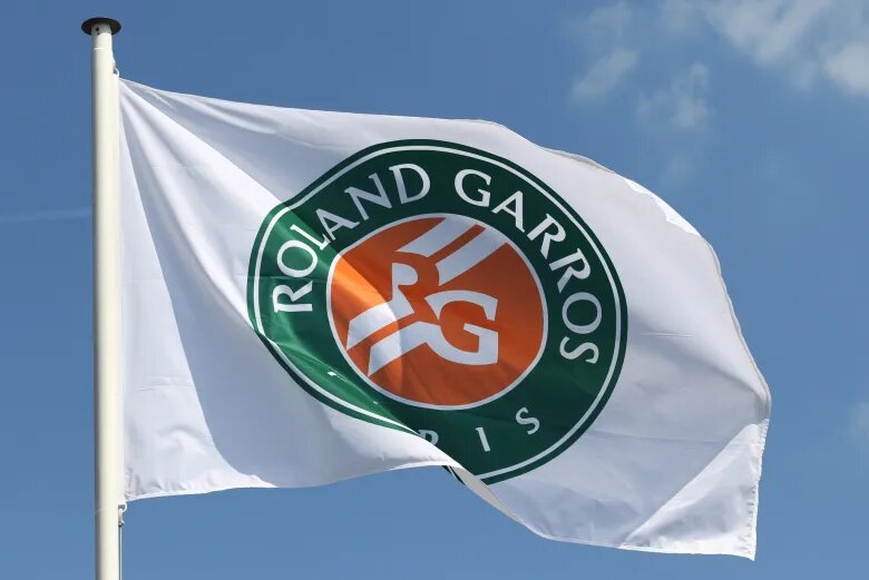 Bandera ondeando de Roland Garros - Torneo de tenís en París
