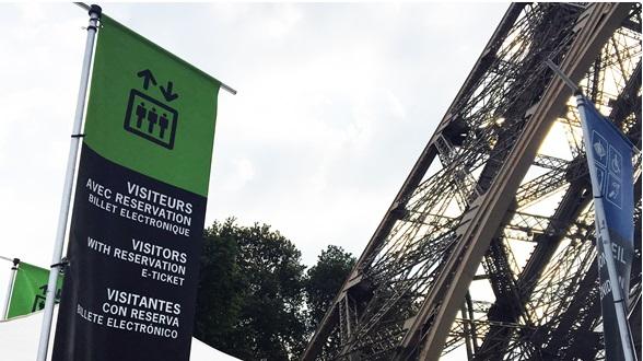 Bandera verde en el atrio de la torre Eiffel