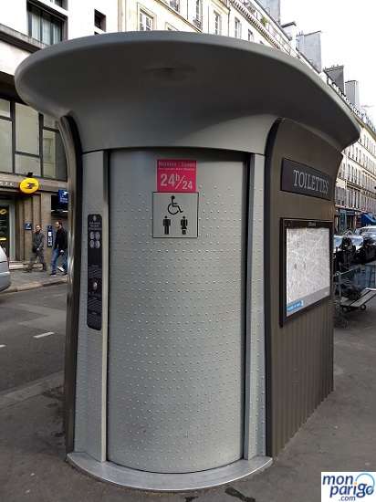 Baño público en las calles de París