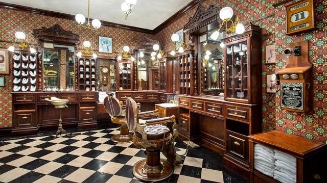 Interior de la barbería de Main Street en Disneyland Paris